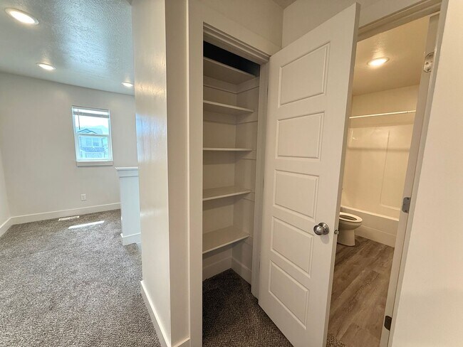 Building Photo - 4 bedroom 2.5 bath Plain City House