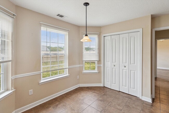 Building Photo - AVAILABLE JUNE [PETS PERMITTED]
