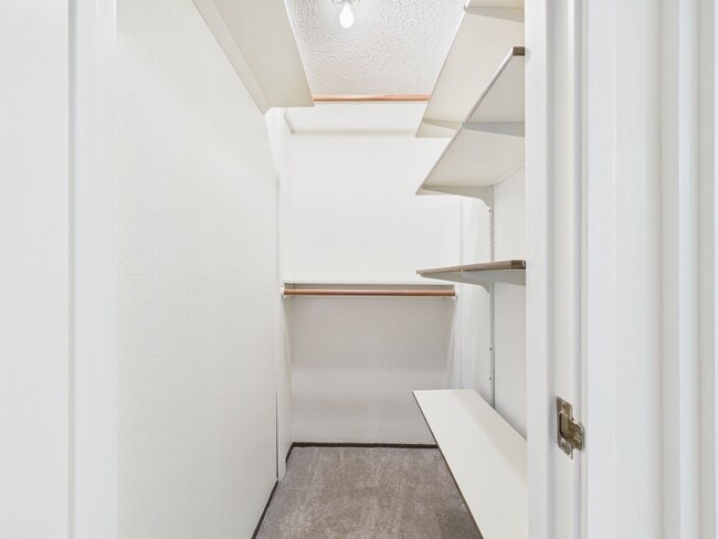Building Photo - 1/1 Golden Oaks Condo for rent