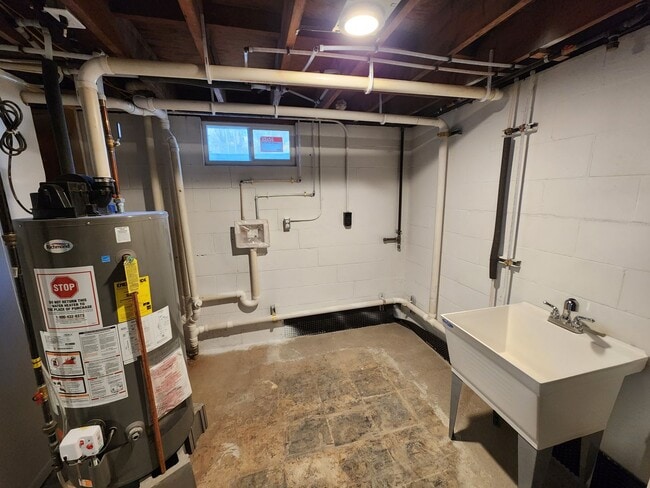 Building Photo - Remodeled 3-4 bedroom 2 bath house