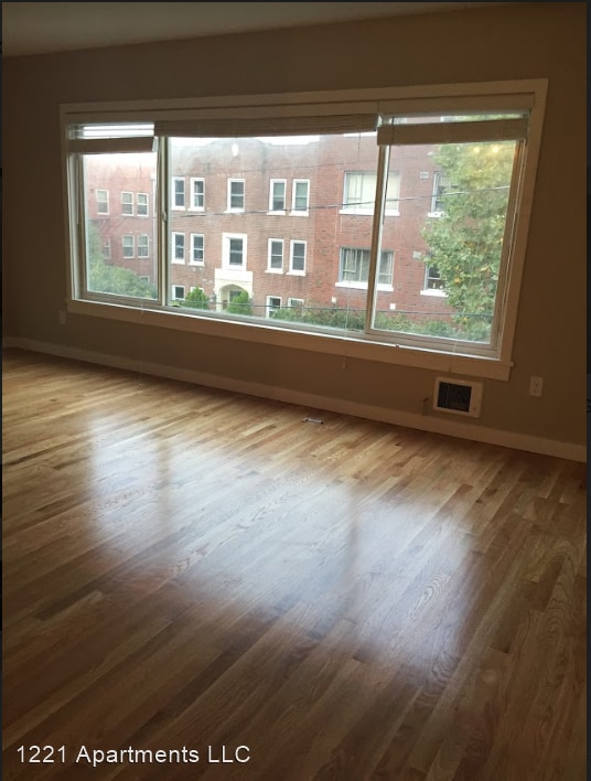 Primary Photo - 1221 Queen Anne Ave N