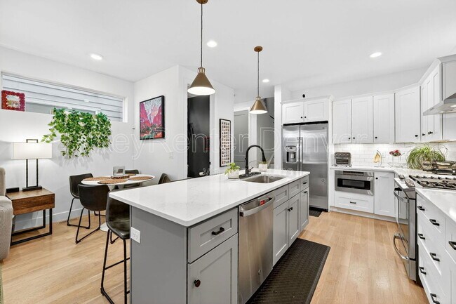 Building Photo - 1299 Newton St