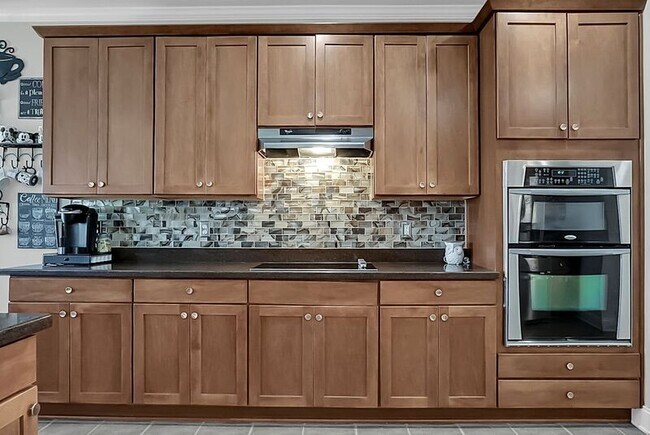 Building Photo - 334 Albrighton Way