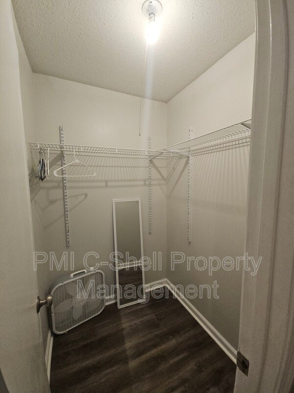 Building Photo - 4625 Tree Line Dr