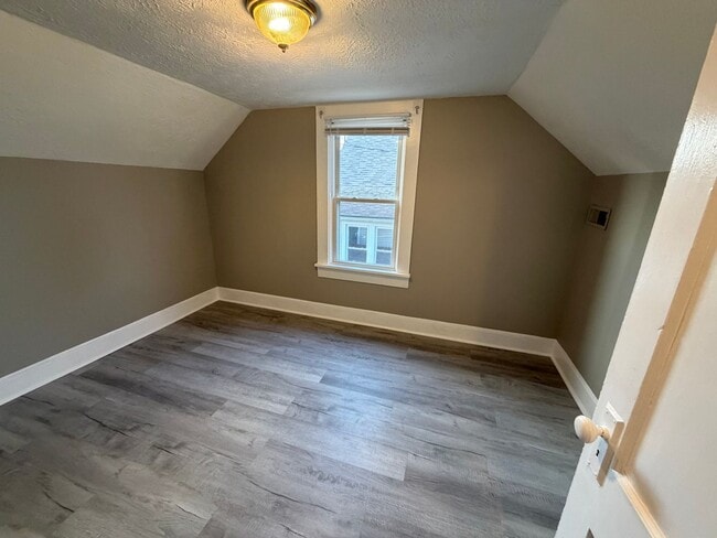 Building Photo - 921 Fairview Ave