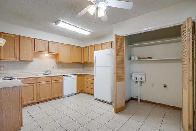 Building Photo - One Side of Very Nice Duplex West Granbury- 2 Bed, 2 Bath- 76049