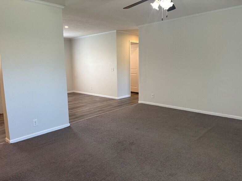 Building Photo - 327 Green Park Cir