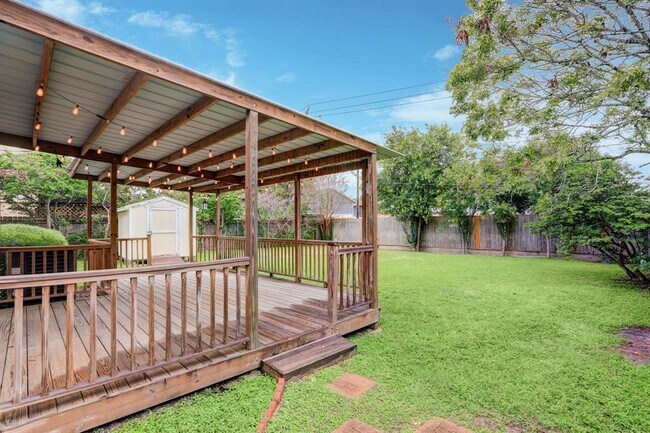 Building Photo - 15219 Silverman St