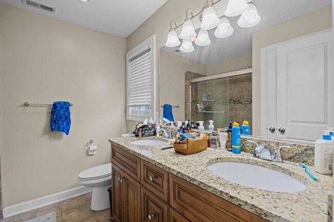 Building Photo - Beautifully Updated 4-Bedroom Home in Norf...