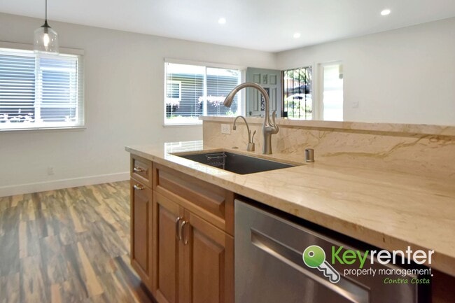 Building Photo - Beautifully Updated 2 Bedroom Condo in Desirable West Pleasanton Foothills