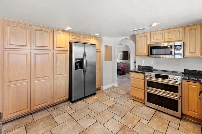 Building Photo - 8464 N 7th Ave