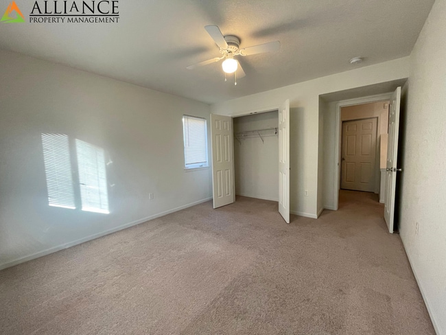 Building Photo - West Side Townhome!