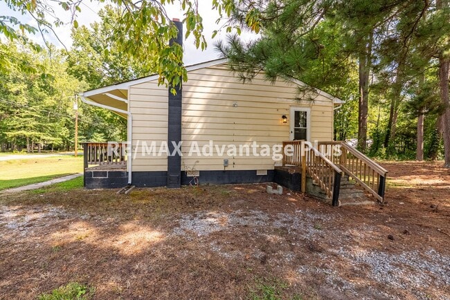 Building Photo - 4 Bedroom Home in Blackstone!