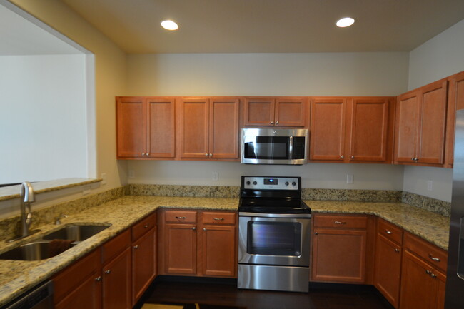 Building Photo - Beautiful townhome near Ft. Carson availab...