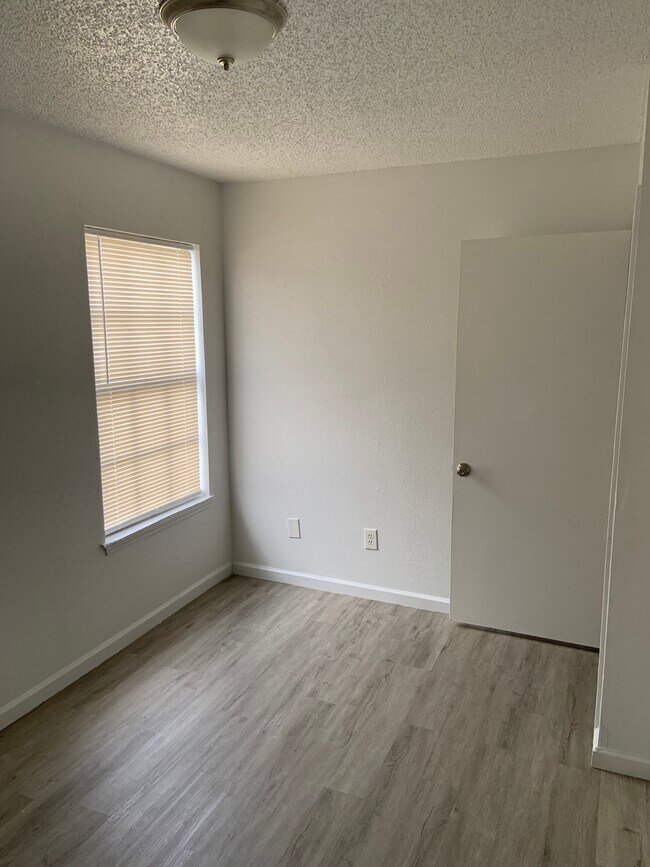 Building Photo - Grasslands