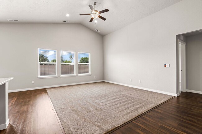 Building Photo - 4 Bedroom, 2 Bath Gorgeous Nampa Home on a...