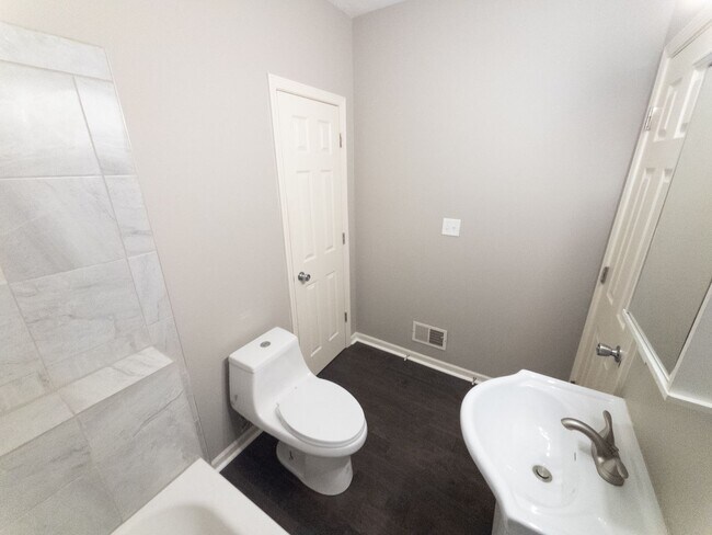 Building Photo - 5039 Miami St