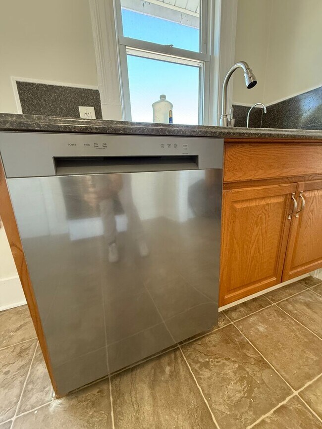 Building Photo - 48-50 Putnam St