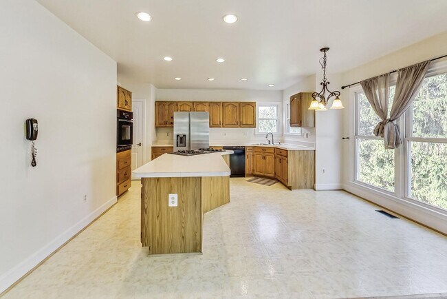Building Photo - Cool on Cool Spring! Large SF 4 Bed + 2.5 BA