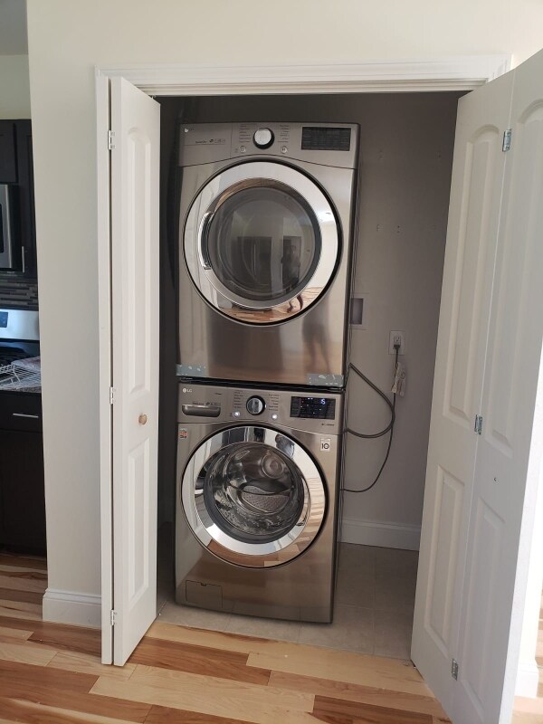 Building Photo - 50-60-60 Village Green S