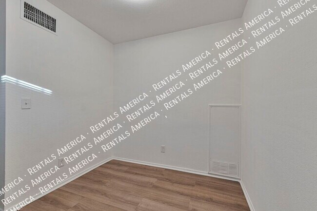 Building Photo - 749 E 6th St