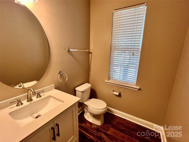 Building Photo - 142 Silverspring Pl