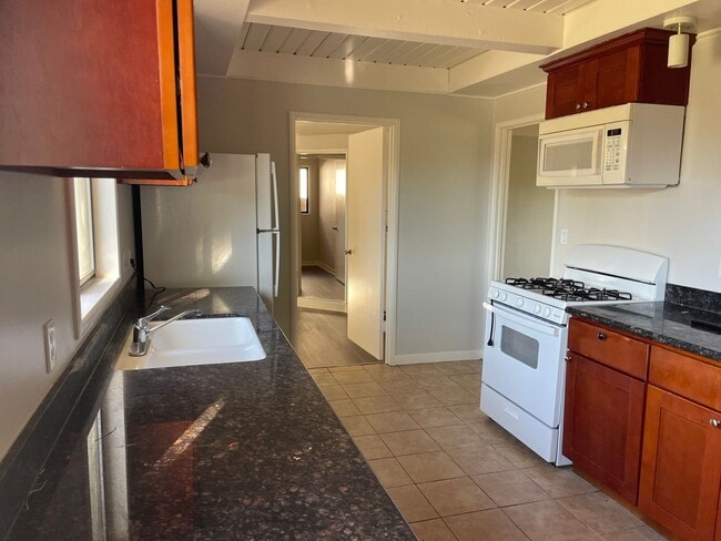 Building Photo - Great house of 4 rooms and 2 bath