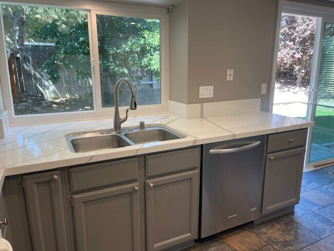 Building Photo - COMING SOON! Beautiful Home with Stunning ...