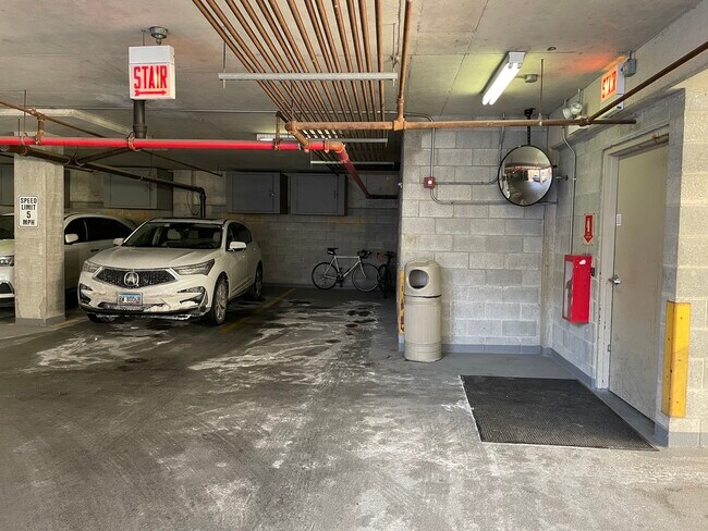 Building Photo - 6 S Laflin St