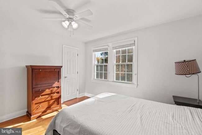 Building Photo - 510 E Nelson Ave