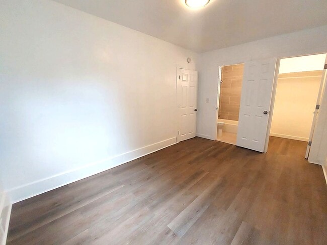 Building Photo - Spacious 4BD/3BA with Fenced Yard & Front Porch in North Seattle!