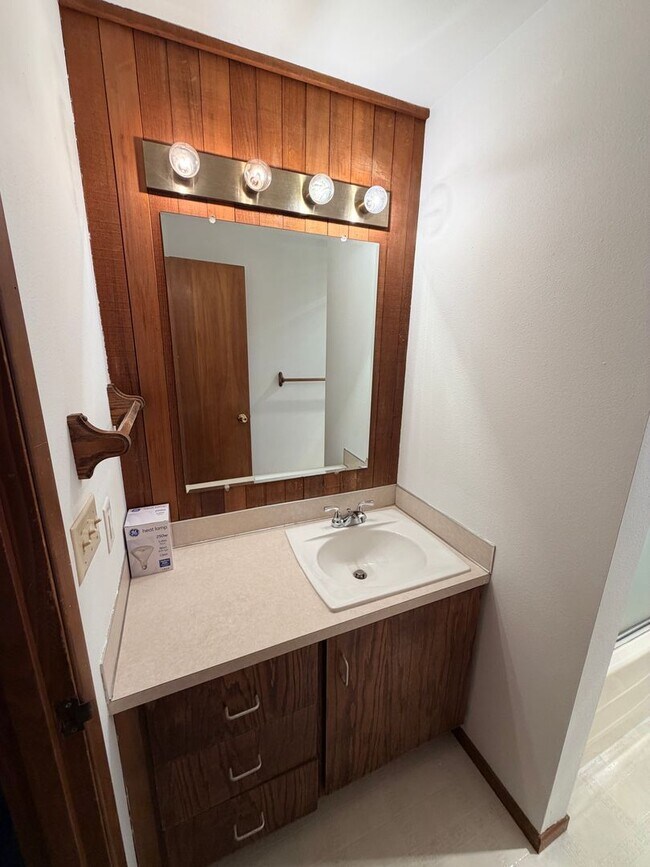 Building Photo - Two Bedroom Duplex in South Salem