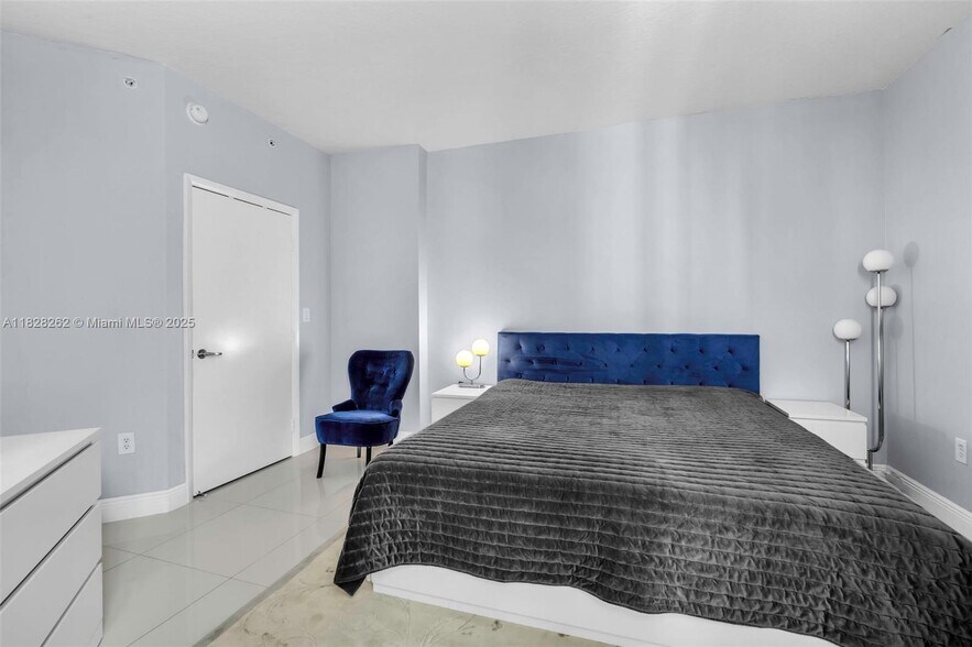 Bedroom - 1900 N Bayshore Dr
