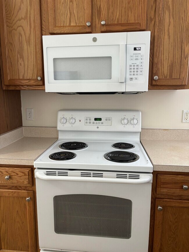 Building Photo - 3041 Camelliawood Cir E