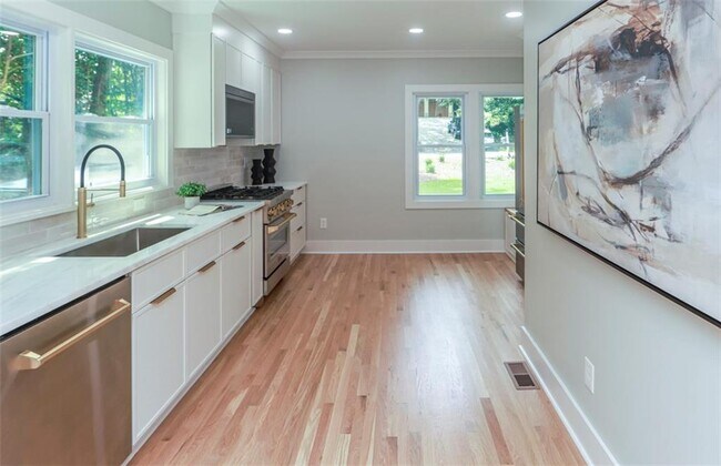 Building Photo - 2908 N Hills Dr NE