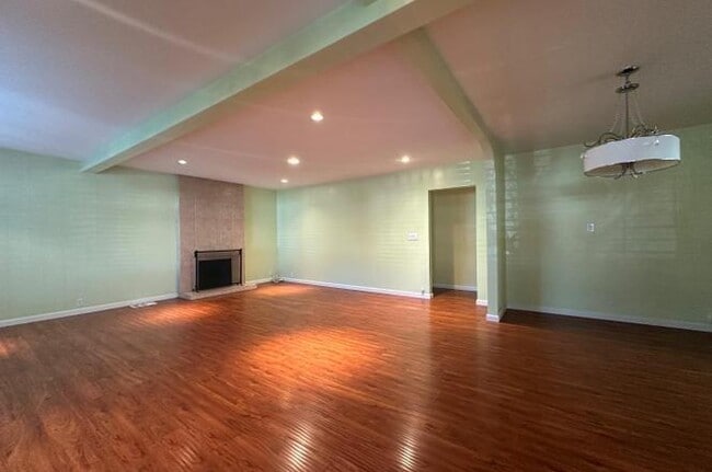 Building Photo - 589 N Monroe St