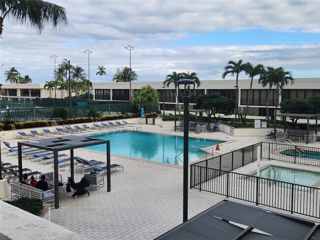 Building Photo - 1925 Brickell Ave