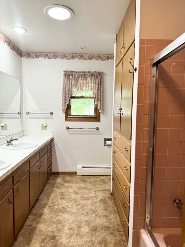 Building Photo - 4 Bedroom - 2 Bath Ranch Style Home with 2...