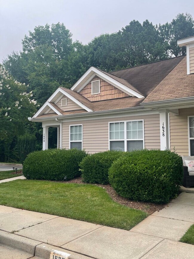Building Photo - Charming End-Unit Townhome with Prime Loca...