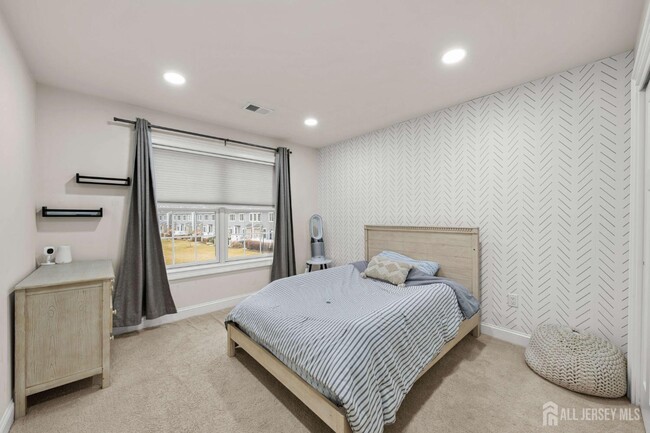 Building Photo - 2 Gonzalez Dr