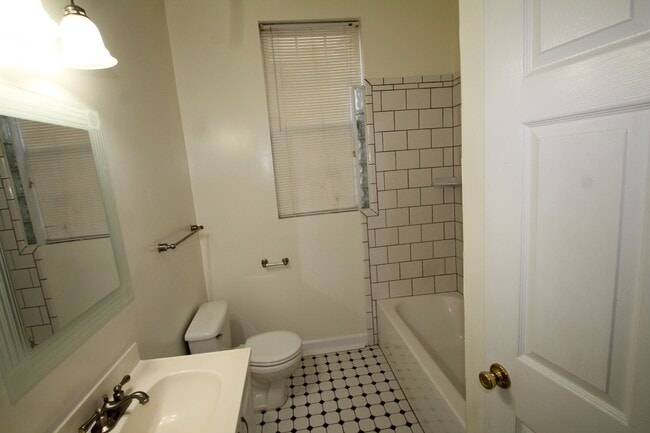 Building Photo - 216 W 38th St