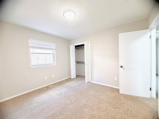 Building Photo - 121 W Vail Dr