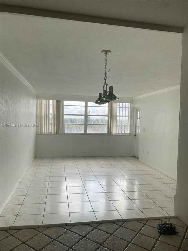 Building Photo - 1301 NE Miami Gardens Dr