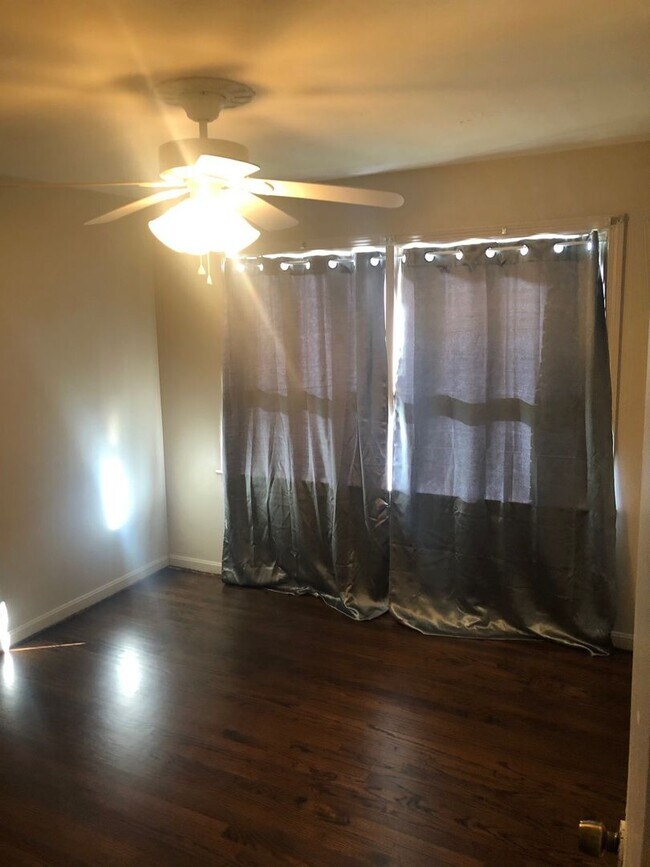 Building Photo - Nice 4 Bed 2.5 Bath House! Available July 2026!