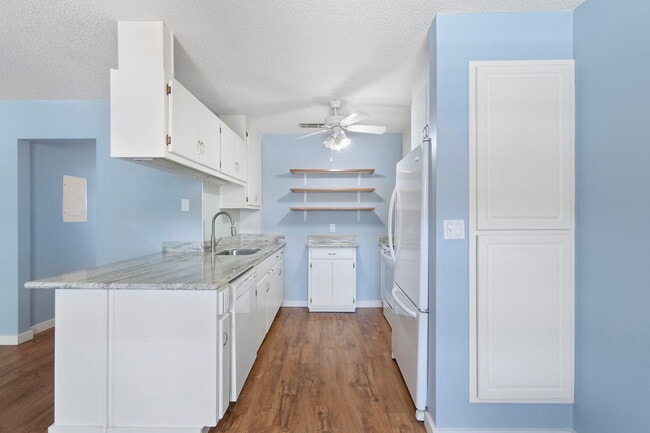 Building Photo - 1100 Shoreline Dr