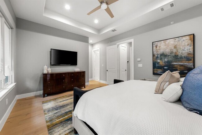 Building Photo - 1529 Barton Springs Rd