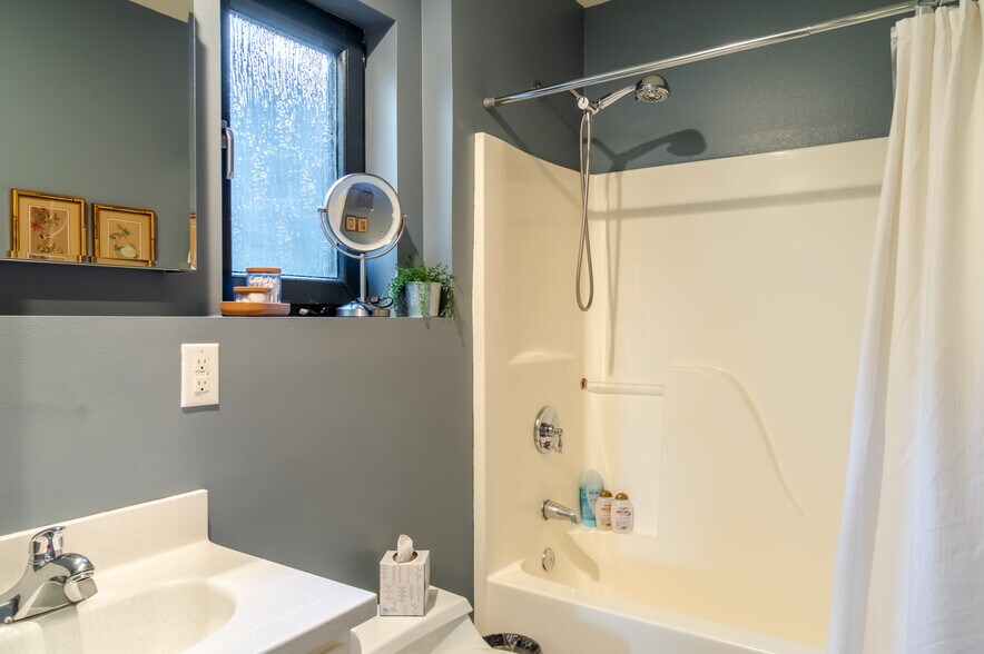 Building Photo - 1629 13th Ave