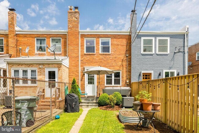 Building Photo - 241 Lynhaven Dr