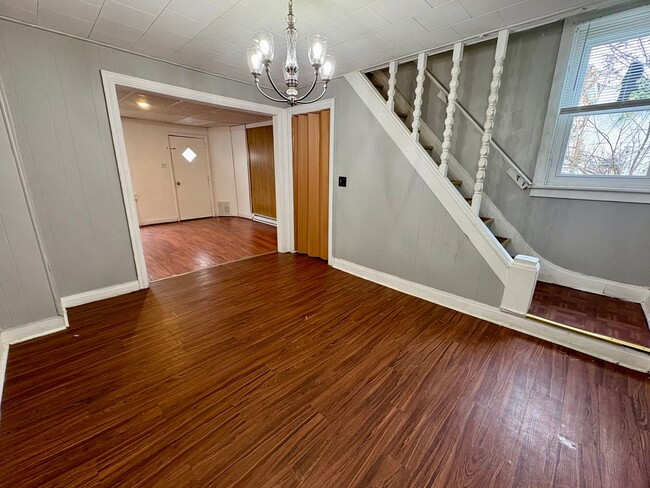 Building Photo - 2 Bedroom 1 Bathroom in Lebanon!