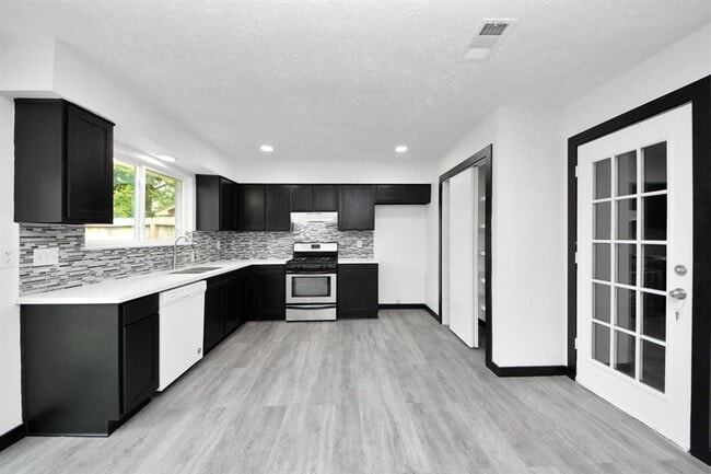 Building Photo - 4015 Lufborough Dr